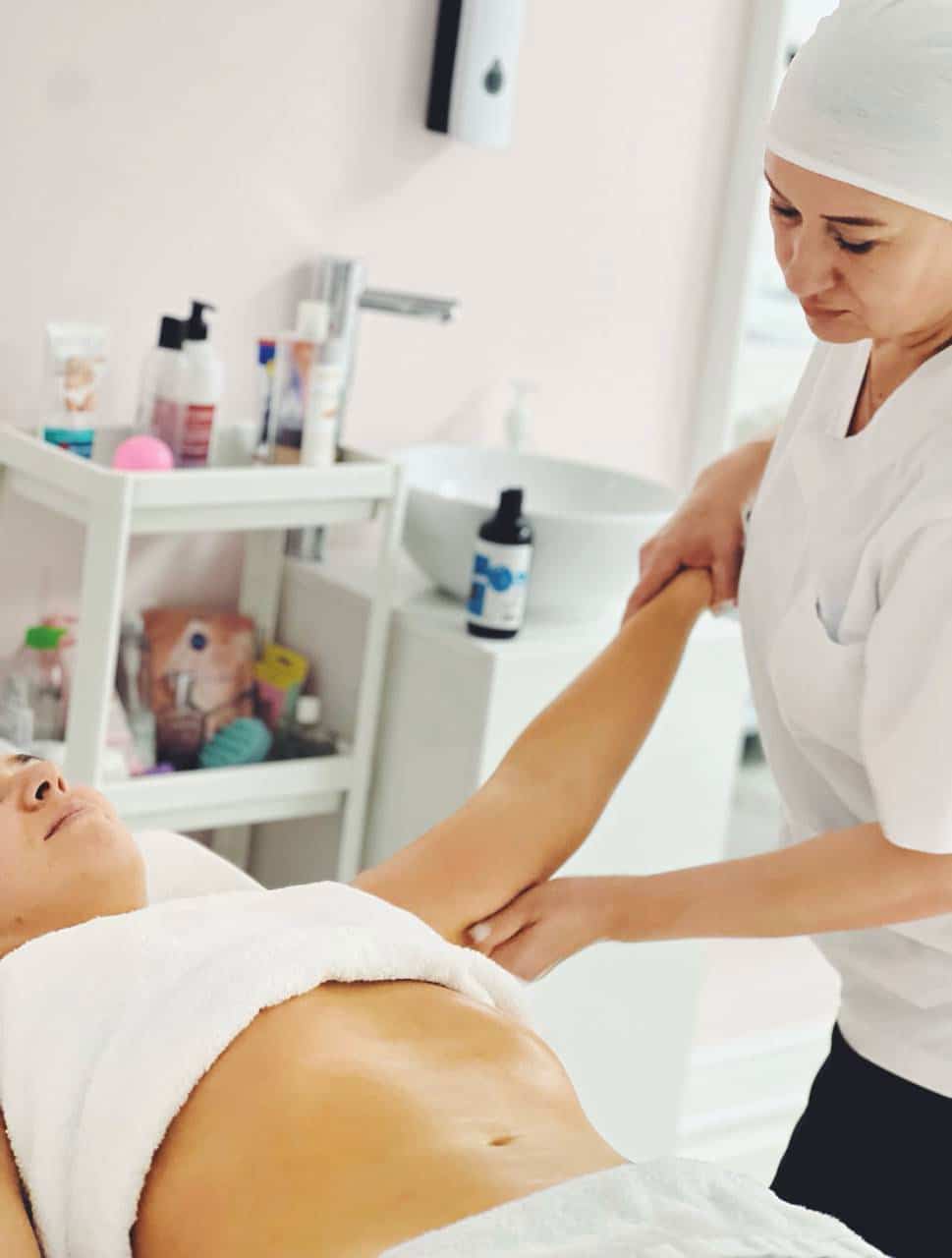 Masaje terapéutico en brazo realizado por Natalia Huba para aliviar tensiones musculares y favorecer el bienestar corporal