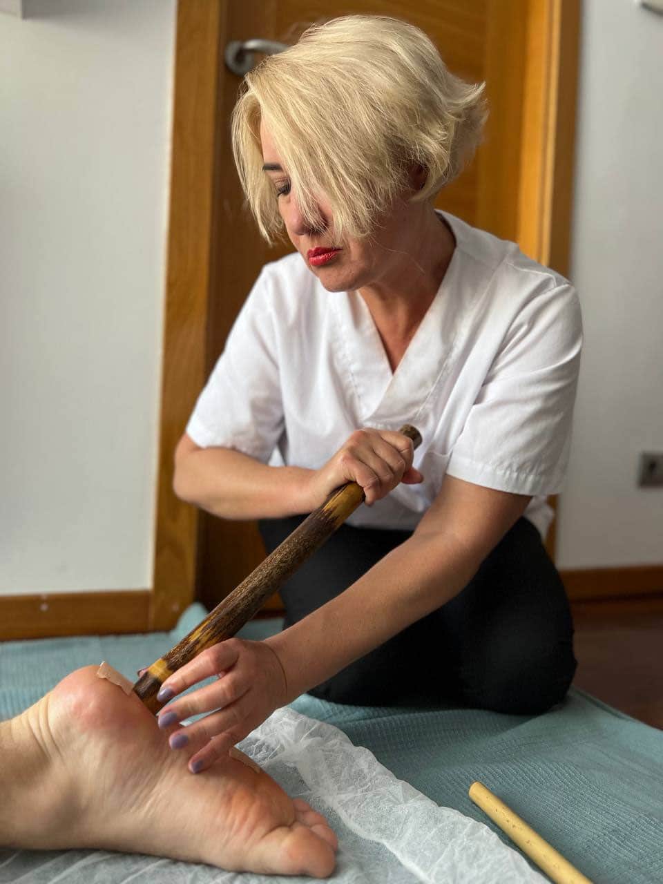 Natalia Huba realizando un masaje terapéutico en el pie con técnica manual para aliviar tensiones y mejorar el bienestar corporal