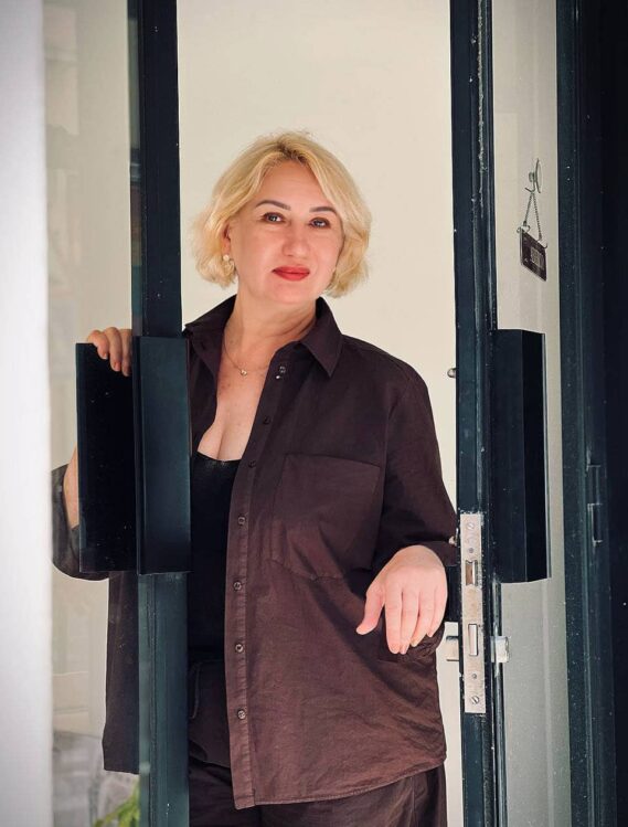 Natalia Huba, especialista en masaje terapéutico en A Coruña, en su centro profesional