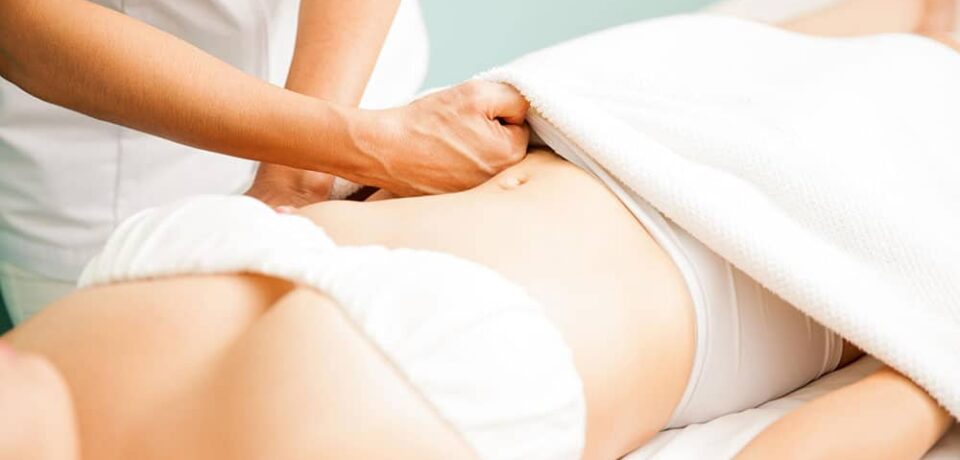 masaje-abdominal-bienestar-natalia-huba Vista del torso de una persona recibiendo un masaje de amasamiento en el centro del abdomen. Transmite la idea de tratamiento reductor y bienestar interno.